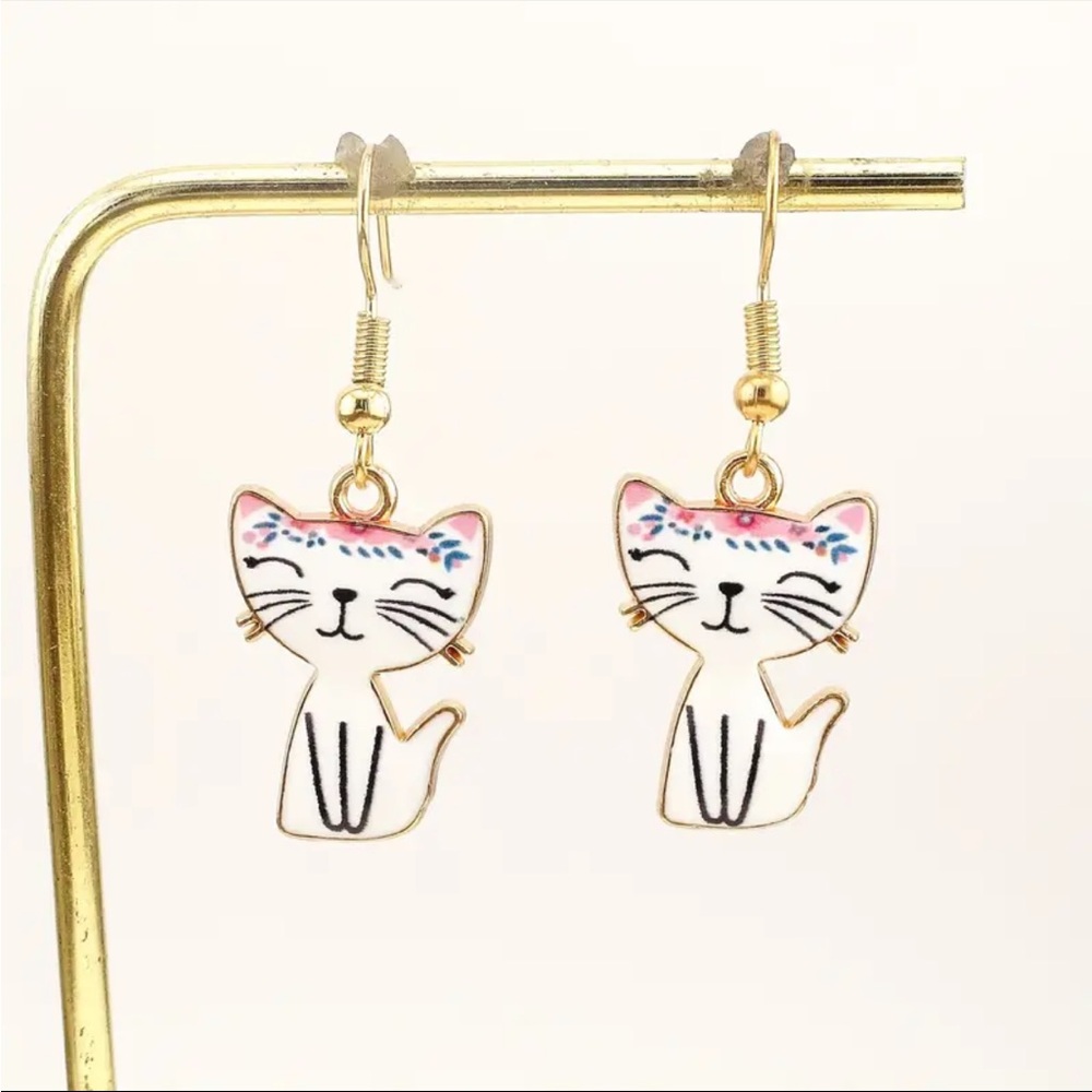 🐱 WHITE KITTY CAT DANGLE EARRINGS GOLD TONE